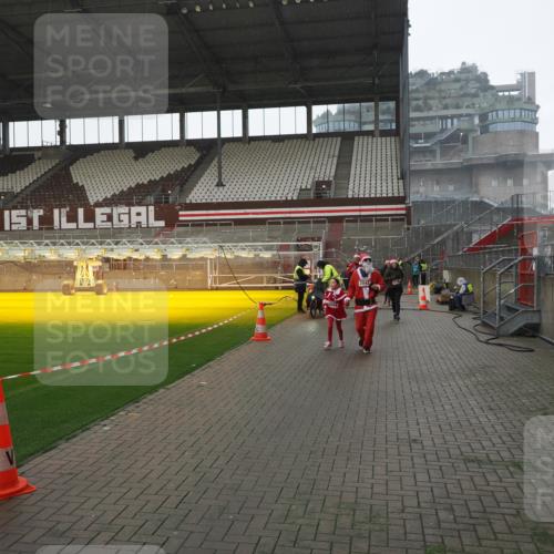 07.12.2025 - St. Pauli X-Mass-Run No. 15 Fabian Wolf http://msf.ph/oto/9419446 07.12.2025 11:32:14 Ziel 1081, 2043, 2044, 3173, 3177, 3343 meine-sportfotos.de