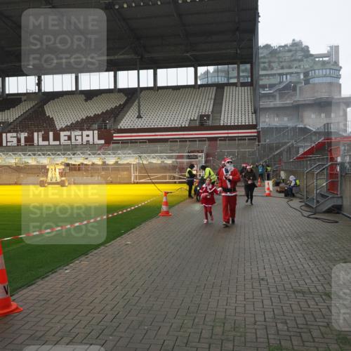 07.12.2025 - St. Pauli X-Mass-Run No. 15 Fabian Wolf http://msf.ph/oto/9419447 07.12.2025 11:32:14 Ziel 1081, 2043, 2044, 3173, 3177, 3343 meine-sportfotos.de