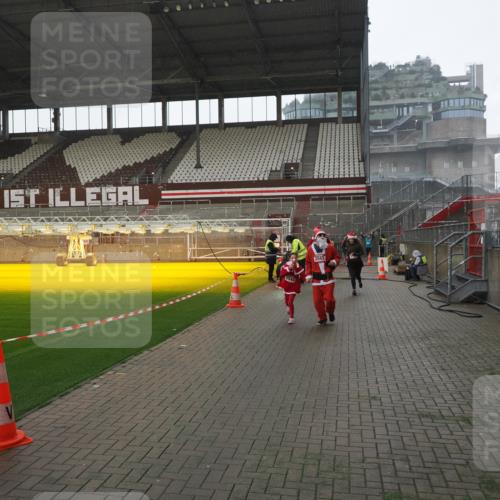 07.12.2025 - St. Pauli X-Mass-Run No. 15 Fabian Wolf http://msf.ph/oto/9419448 07.12.2025 11:32:15 Ziel 1081, 2043, 2044, 3173, 3177, 3343 meine-sportfotos.de