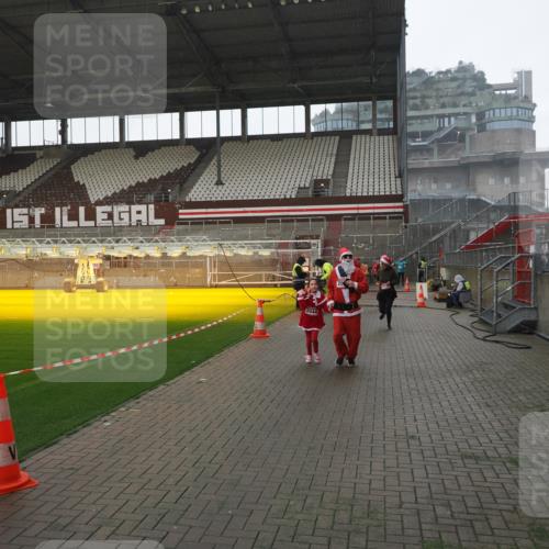 07.12.2025 - St. Pauli X-Mass-Run No. 15 Fabian Wolf http://msf.ph/oto/9419450 07.12.2025 11:32:15 Ziel 1081, 2043, 2044, 3173, 3177, 3343 meine-sportfotos.de