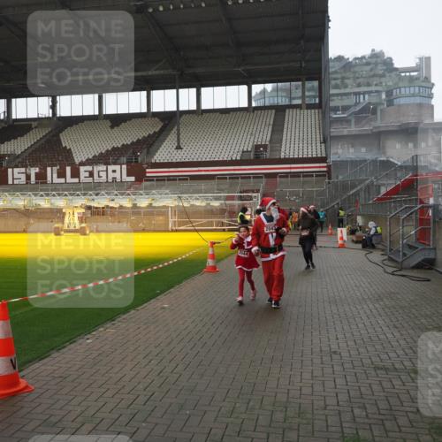 07.12.2025 - St. Pauli X-Mass-Run No. 15 Fabian Wolf http://msf.ph/oto/9419452 07.12.2025 11:32:15 Ziel 1081, 2043, 2044, 3173, 3177, 3343 meine-sportfotos.de