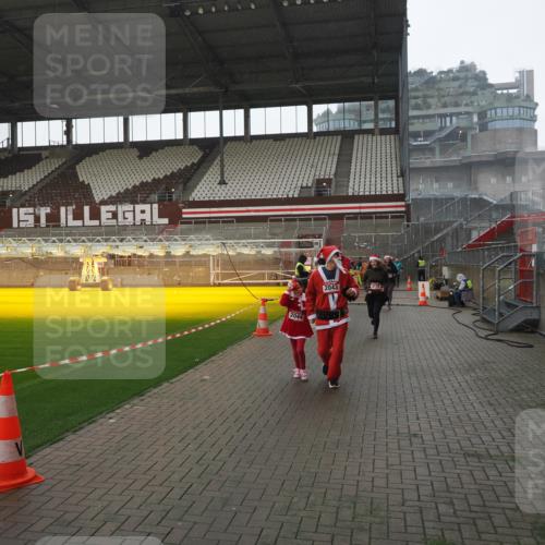 07.12.2025 - St. Pauli X-Mass-Run No. 15 Fabian Wolf http://msf.ph/oto/9419453 07.12.2025 11:32:16 Ziel 1081, 2043, 2044, 2595, 3173, 3177, 3343 meine-sportfotos.de