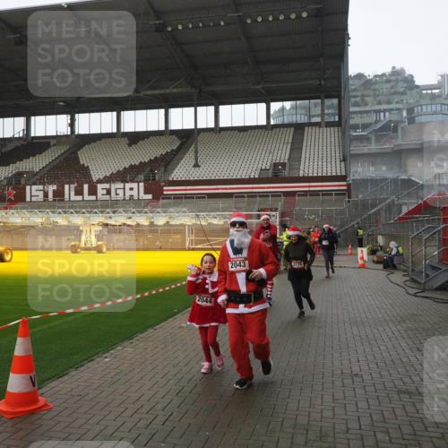 07.12.2025 - St. Pauli X-Mass-Run No. 15 Fabian Wolf http://msf.ph/oto/9419454 07.12.2025 11:32:17 Ziel 1081, 2043, 2044, 2419, 2595, 3173, 3177, 3343 meine-sportfotos.de