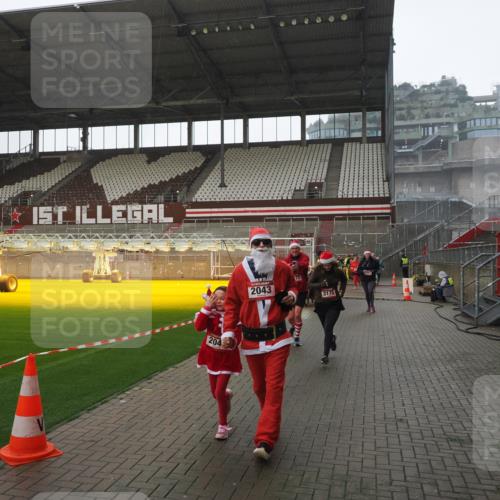 07.12.2025 - St. Pauli X-Mass-Run No. 15 Fabian Wolf http://msf.ph/oto/9419455 07.12.2025 11:32:17 Ziel 1081, 2043, 2044, 2419, 2595, 3173, 3177, 3343 meine-sportfotos.de