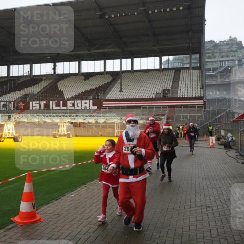 07.12.2025 - St. Pauli X-Mass-Run No. 15 Fabian Wolf http://msf.ph/oto/9419456 07.12.2025 11:32:17 Ziel 1081, 2043, 2044, 2419, 2595, 3173, 3177, 3343 meine-sportfotos.de