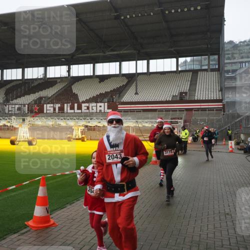 07.12.2025 - St. Pauli X-Mass-Run No. 15 Fabian Wolf http://msf.ph/oto/9419458 07.12.2025 11:32:17 Ziel 1081, 2043, 2044, 2419, 2595, 3173, 3177, 3343 meine-sportfotos.de