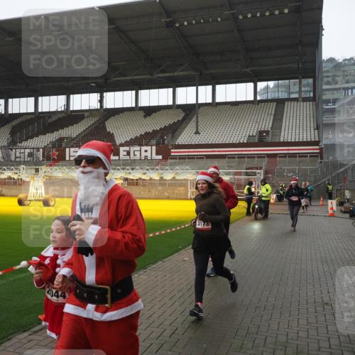 07.12.2025 - St. Pauli X-Mass-Run No. 15 Fabian Wolf http://msf.ph/oto/9419460 07.12.2025 11:32:18 Ziel 1081, 2043, 2044, 2419, 2595, 3173, 3177, 3343 meine-sportfotos.de