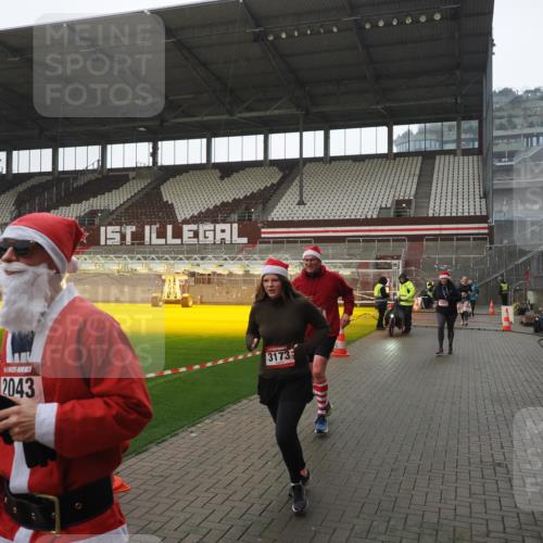 07.12.2025 - St. Pauli X-Mass-Run No. 15 Fabian Wolf http://msf.ph/oto/9419461 07.12.2025 11:32:18 Ziel 1081, 2043, 2044, 2419, 2595, 3173, 3177, 3343 meine-sportfotos.de