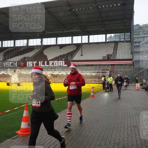 07.12.2025 - St. Pauli X-Mass-Run No. 15 Fabian Wolf http://msf.ph/oto/9419462 07.12.2025 11:32:18 Ziel 1081, 2043, 2044, 2419, 2595, 3173, 3177, 3343 meine-sportfotos.de