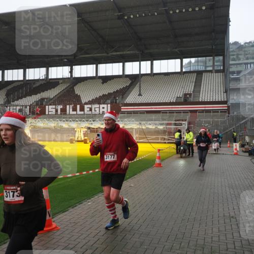 07.12.2025 - St. Pauli X-Mass-Run No. 15 Fabian Wolf http://msf.ph/oto/9419463 07.12.2025 11:32:19 Ziel 1081, 2043, 2044, 2283, 2419, 2595, 3173, 3177, 3343 meine-sportfotos.de