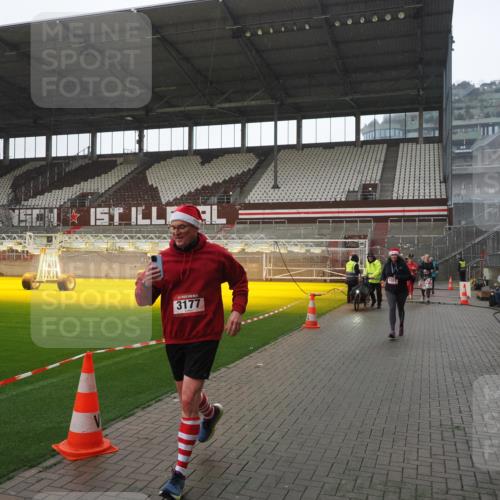 07.12.2025 - St. Pauli X-Mass-Run No. 15 Fabian Wolf http://msf.ph/oto/9419464 07.12.2025 11:32:19 Ziel 1081, 2043, 2044, 2283, 2419, 2595, 3173, 3177, 3343 meine-sportfotos.de