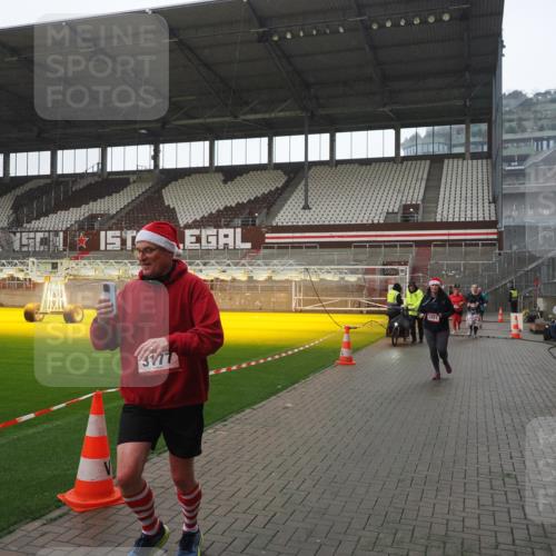 07.12.2025 - St. Pauli X-Mass-Run No. 15 Fabian Wolf http://msf.ph/oto/9419465 07.12.2025 11:32:19 Ziel 1081, 2043, 2044, 2283, 2419, 2595, 3173, 3177, 3343 meine-sportfotos.de
