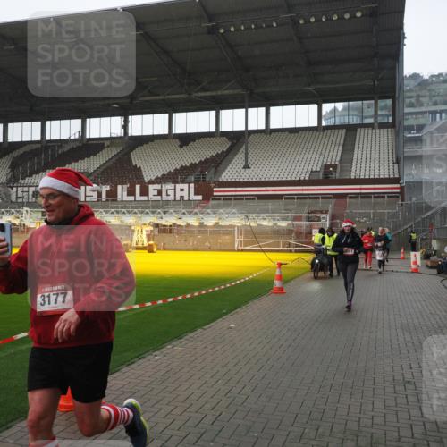 07.12.2025 - St. Pauli X-Mass-Run No. 15 Fabian Wolf http://msf.ph/oto/9419466 07.12.2025 11:32:19 Ziel 1081, 2043, 2044, 2283, 2419, 2595, 3173, 3177, 3343 meine-sportfotos.de