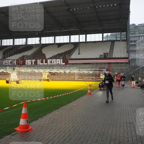 07.12.2025 - St. Pauli X-Mass-Run No. 15 Fabian Wolf http://msf.ph/oto/9419468 07.12.2025 11:32:20 Ziel 1081, 2043, 2044, 2283, 2419, 2595, 3173, 3177 meine-sportfotos.de