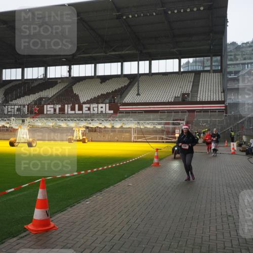 07.12.2025 - St. Pauli X-Mass-Run No. 15 Fabian Wolf http://msf.ph/oto/9419469 07.12.2025 11:32:20 Ziel 1081, 2043, 2044, 2283, 2419, 2595, 3173, 3177 meine-sportfotos.de