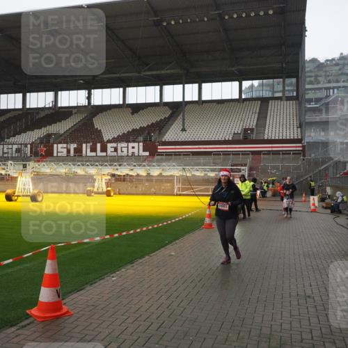 07.12.2025 - St. Pauli X-Mass-Run No. 15 Fabian Wolf http://msf.ph/oto/9419470 07.12.2025 11:32:21 Ziel 1081, 2043, 2044, 2283, 2419, 2595, 3173, 3177 meine-sportfotos.de