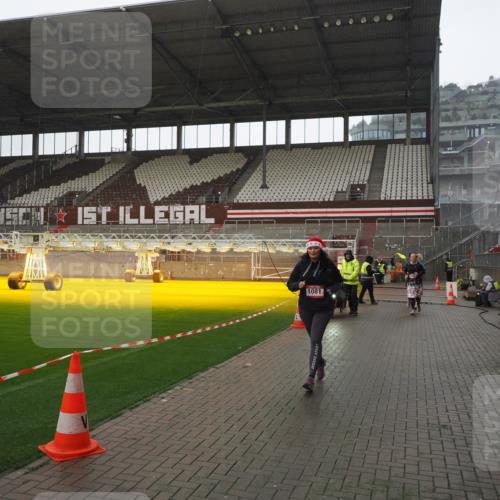07.12.2025 - St. Pauli X-Mass-Run No. 15 Fabian Wolf http://msf.ph/oto/9419471 07.12.2025 11:32:21 Ziel 1081, 2043, 2044, 2283, 2419, 2595, 3173, 3177 meine-sportfotos.de
