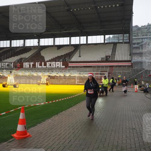 07.12.2025 - St. Pauli X-Mass-Run No. 15 Fabian Wolf http://msf.ph/oto/9419472 07.12.2025 11:32:21 Ziel 1081, 2043, 2044, 2283, 2419, 2595, 3173, 3177 meine-sportfotos.de