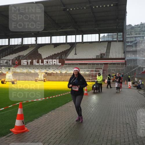 07.12.2025 - St. Pauli X-Mass-Run No. 15 Fabian Wolf http://msf.ph/oto/9419473 07.12.2025 11:32:21 Ziel 1081, 2043, 2044, 2283, 2419, 2595, 3173, 3177 meine-sportfotos.de