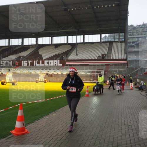 07.12.2025 - St. Pauli X-Mass-Run No. 15 Fabian Wolf http://msf.ph/oto/9419474 07.12.2025 11:32:22 Ziel 1081, 2043, 2044, 2283, 2419, 2595, 3173, 3177 meine-sportfotos.de