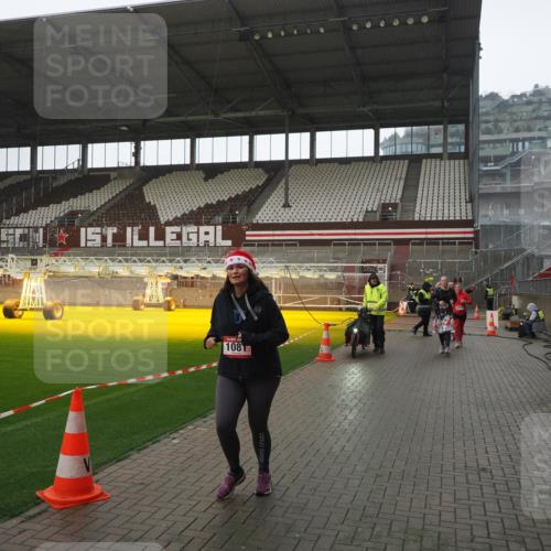 07.12.2025 - St. Pauli X-Mass-Run No. 15 Fabian Wolf http://msf.ph/oto/9419475 07.12.2025 11:32:22 Ziel 1081, 2043, 2044, 2283, 2419, 2595, 3173, 3177 meine-sportfotos.de
