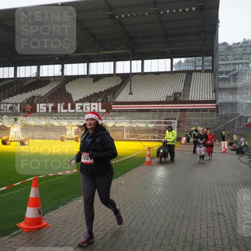 07.12.2025 - St. Pauli X-Mass-Run No. 15 Fabian Wolf http://msf.ph/oto/9419476 07.12.2025 11:32:22 Ziel 1081, 2043, 2044, 2283, 2419, 2595, 3173, 3177 meine-sportfotos.de