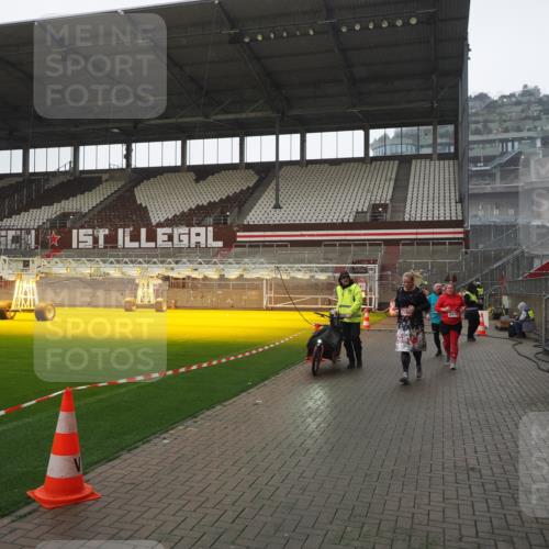 07.12.2025 - St. Pauli X-Mass-Run No. 15 Fabian Wolf http://msf.ph/oto/9419479 07.12.2025 11:32:24 Ziel 1081, 2043, 2044, 2283, 2419, 2595, 3173, 3177 meine-sportfotos.de