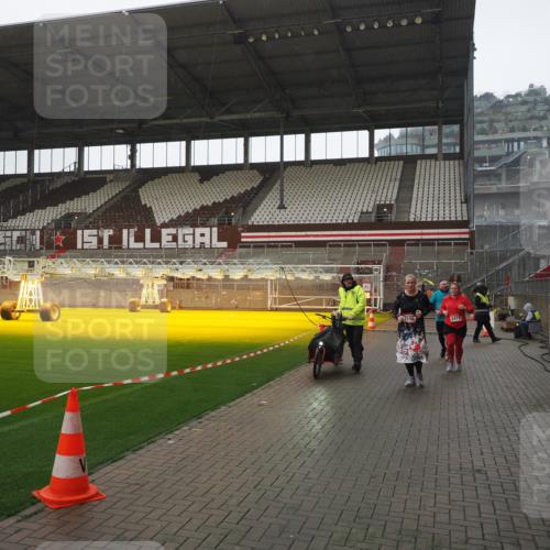 07.12.2025 - St. Pauli X-Mass-Run No. 15 Fabian Wolf http://msf.ph/oto/9419480 07.12.2025 11:32:24 Ziel 1081, 2043, 2044, 2283, 2419, 2595, 3173, 3177 meine-sportfotos.de