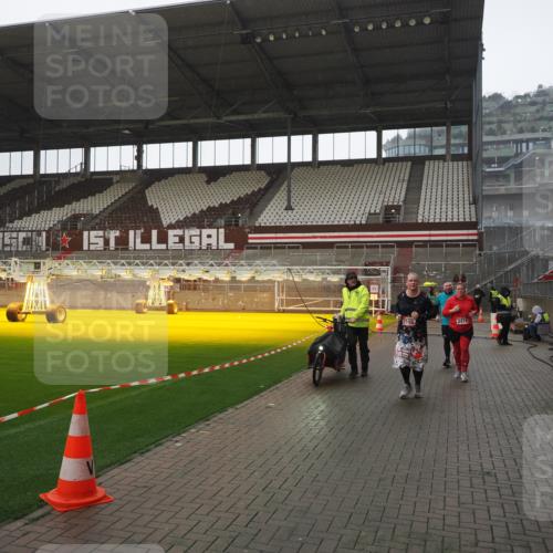 07.12.2025 - St. Pauli X-Mass-Run No. 15 Fabian Wolf http://msf.ph/oto/9419482 07.12.2025 11:32:24 Ziel 1081, 2043, 2044, 2283, 2419, 2595, 3173, 3177 meine-sportfotos.de