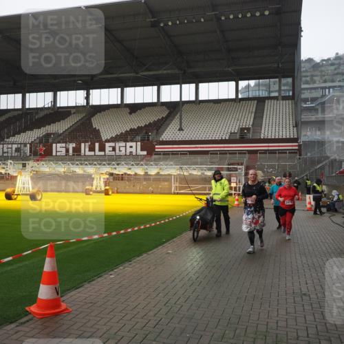 07.12.2025 - St. Pauli X-Mass-Run No. 15 Fabian Wolf http://msf.ph/oto/9419483 07.12.2025 11:32:25 Ziel 1081, 2043, 2044, 2283, 2419, 2595, 3173, 3177 meine-sportfotos.de