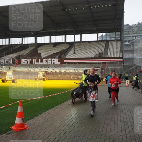 07.12.2025 - St. Pauli X-Mass-Run No. 15 Fabian Wolf http://msf.ph/oto/9419487 07.12.2025 11:32:26 Ziel 1081, 2043, 2044, 2283, 2419, 2595, 3173, 3177 meine-sportfotos.de