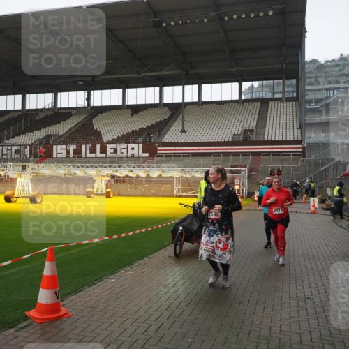 07.12.2025 - St. Pauli X-Mass-Run No. 15 Fabian Wolf http://msf.ph/oto/9419488 07.12.2025 11:32:26 Ziel 1081, 2043, 2044, 2283, 2419, 2595, 3173, 3177 meine-sportfotos.de