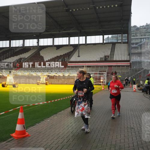 07.12.2025 - St. Pauli X-Mass-Run No. 15 Fabian Wolf http://msf.ph/oto/9419490 07.12.2025 11:32:26 Ziel 1081, 2043, 2044, 2283, 2419, 2595, 3173, 3177 meine-sportfotos.de