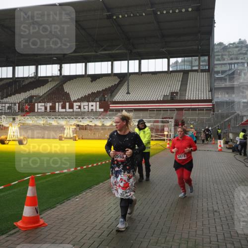 07.12.2025 - St. Pauli X-Mass-Run No. 15 Fabian Wolf http://msf.ph/oto/9419491 07.12.2025 11:32:26 Ziel 1081, 2043, 2044, 2283, 2419, 2595, 3173, 3177 meine-sportfotos.de