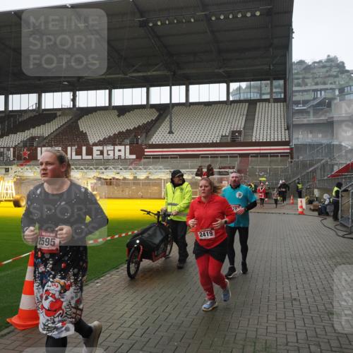 07.12.2025 - St. Pauli X-Mass-Run No. 15 Fabian Wolf http://msf.ph/oto/9419492 07.12.2025 11:32:27 Ziel 1081, 1884, 1886, 2043, 2044, 2283, 2419, 2595, 3173, 3177 meine-sportfotos.de