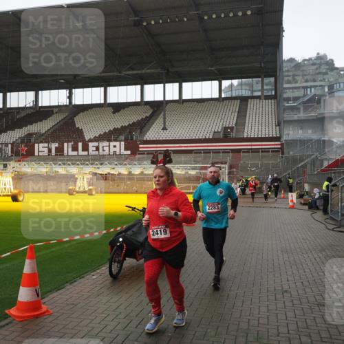 07.12.2025 - St. Pauli X-Mass-Run No. 15 Fabian Wolf http://msf.ph/oto/9419493 07.12.2025 11:32:28 Ziel 1081, 1884, 1886, 1999, 2000, 2044, 2283, 2419, 2595, 3173, 3177 meine-sportfotos.de