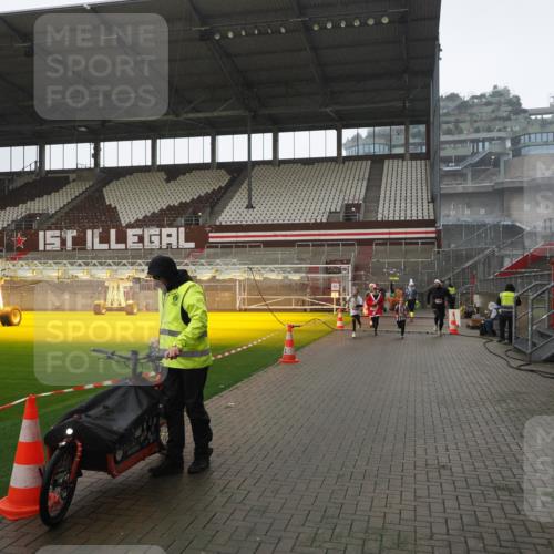 07.12.2025 - St. Pauli X-Mass-Run No. 15 Fabian Wolf http://msf.ph/oto/9419498 07.12.2025 11:32:30 Ziel 1081, 1884, 1886, 1998, 1999, 2000, 2015, 2283, 2419, 2595, 3173, 3177 meine-sportfotos.de
