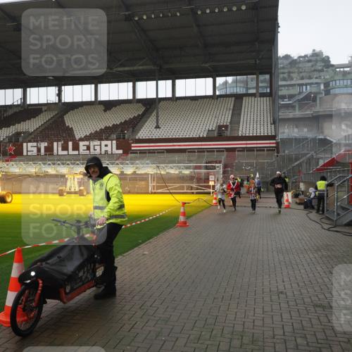 07.12.2025 - St. Pauli X-Mass-Run No. 15 Fabian Wolf http://msf.ph/oto/9419499 07.12.2025 11:32:30 Ziel 1081, 1884, 1886, 1998, 1999, 2000, 2015, 2283, 2419, 2595, 3173, 3177 meine-sportfotos.de