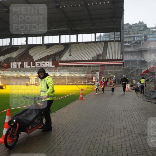 07.12.2025 - St. Pauli X-Mass-Run No. 15 Fabian Wolf http://msf.ph/oto/9419500 07.12.2025 11:32:30 Ziel 1081, 1884, 1886, 1998, 1999, 2000, 2015, 2283, 2419, 2595, 3173, 3177 meine-sportfotos.de