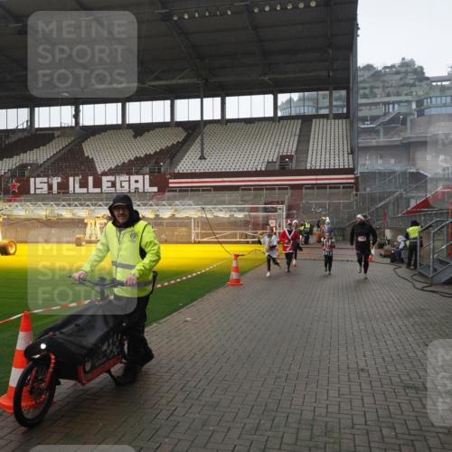 07.12.2025 - St. Pauli X-Mass-Run No. 15 Fabian Wolf http://msf.ph/oto/9419501 07.12.2025 11:32:31 Ziel 1081, 1884, 1886, 1998, 1999, 2000, 2015, 2283, 2419, 2595, 3173, 3177 meine-sportfotos.de