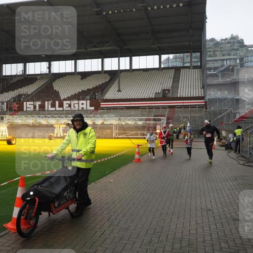 07.12.2025 - St. Pauli X-Mass-Run No. 15 Fabian Wolf http://msf.ph/oto/9419502 07.12.2025 11:32:32 Ziel 1081, 1884, 1886, 1998, 1999, 2000, 2015, 2283, 2419, 2595, 3177 meine-sportfotos.de