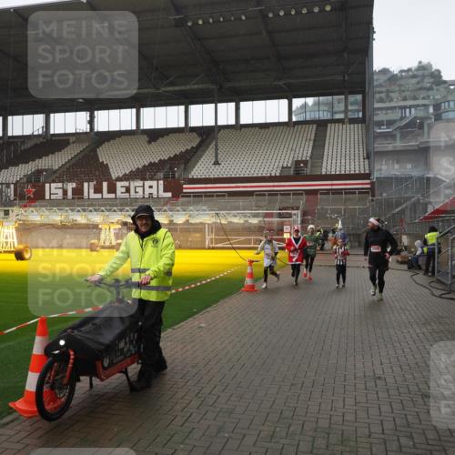 07.12.2025 - St. Pauli X-Mass-Run No. 15 Fabian Wolf http://msf.ph/oto/9419503 07.12.2025 11:32:32 Ziel 1081, 1884, 1886, 1998, 1999, 2000, 2015, 2283, 2419, 2595, 3177 meine-sportfotos.de