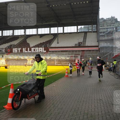 07.12.2025 - St. Pauli X-Mass-Run No. 15 Fabian Wolf http://msf.ph/oto/9419504 07.12.2025 11:32:32 Ziel 1081, 1884, 1886, 1998, 1999, 2000, 2015, 2283, 2419, 2595, 3177 meine-sportfotos.de