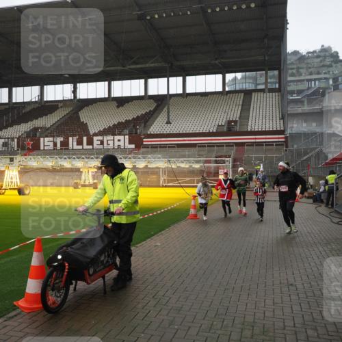 07.12.2025 - St. Pauli X-Mass-Run No. 15 Fabian Wolf http://msf.ph/oto/9419505 07.12.2025 11:32:32 Ziel 1081, 1884, 1886, 1998, 1999, 2000, 2015, 2283, 2419, 2595, 3177 meine-sportfotos.de