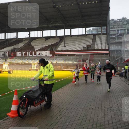07.12.2025 - St. Pauli X-Mass-Run No. 15 Fabian Wolf http://msf.ph/oto/9419506 07.12.2025 11:32:32 Ziel 1081, 1884, 1886, 1998, 1999, 2000, 2015, 2283, 2419, 2595, 3177 meine-sportfotos.de