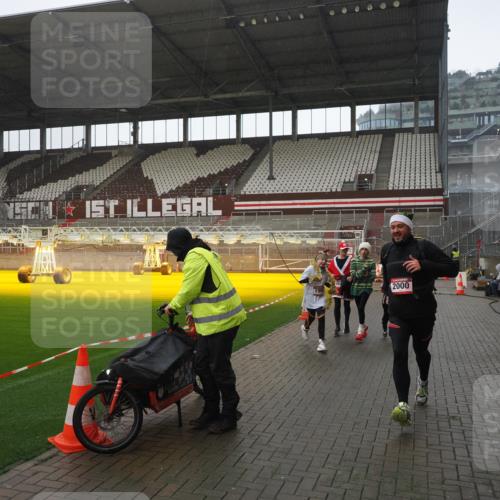 07.12.2025 - St. Pauli X-Mass-Run No. 15 Fabian Wolf http://msf.ph/oto/9419510 07.12.2025 11:32:33 Ziel 1884, 1886, 1998, 1999, 2000, 2015, 2283, 2419, 2595 meine-sportfotos.de