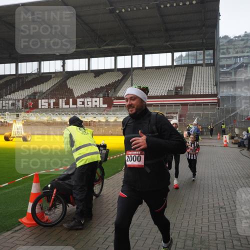 07.12.2025 - St. Pauli X-Mass-Run No. 15 Fabian Wolf http://msf.ph/oto/9419511 07.12.2025 11:32:34 Ziel 1884, 1886, 1998, 1999, 2000, 2015, 2283, 2419, 2595 meine-sportfotos.de