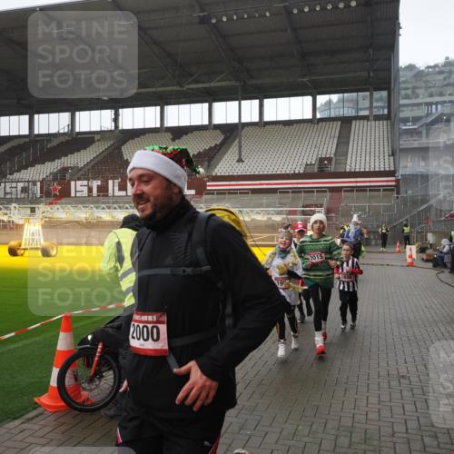 07.12.2025 - St. Pauli X-Mass-Run No. 15 Fabian Wolf http://msf.ph/oto/9419512 07.12.2025 11:32:34 Ziel 1884, 1886, 1998, 1999, 2000, 2015, 2283, 2419, 2595 meine-sportfotos.de