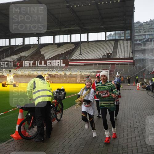 07.12.2025 - St. Pauli X-Mass-Run No. 15 Fabian Wolf http://msf.ph/oto/9419513 07.12.2025 11:32:35 Ziel 1884, 1886, 1998, 1999, 2000, 2015, 2283, 2419, 2595 meine-sportfotos.de