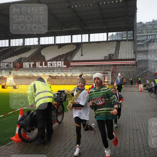 07.12.2025 - St. Pauli X-Mass-Run No. 15 Fabian Wolf http://msf.ph/oto/9419514 07.12.2025 11:32:35 Ziel 1884, 1886, 1998, 1999, 2000, 2015, 2283, 2419, 2595 meine-sportfotos.de